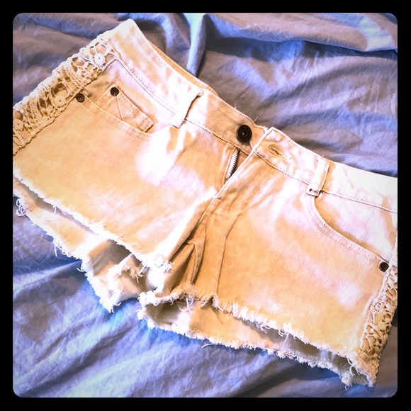 🏳️ Crochet-Trim Cream Short Shorts — Size 7 - Picture 1 of 6